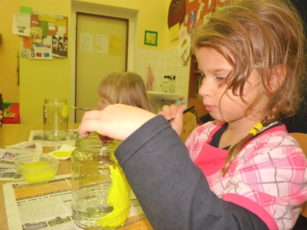 Terezka začíná malovat sklenici