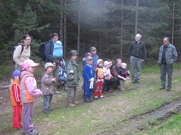 Děti naslouchají přednášce o lesní zvěři.